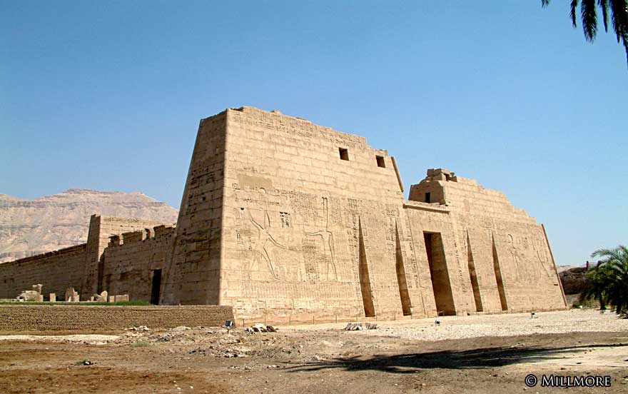 MadinatHabuPylon