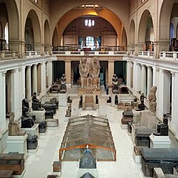 Museo_egizio_del_cairo,_main_hall_02