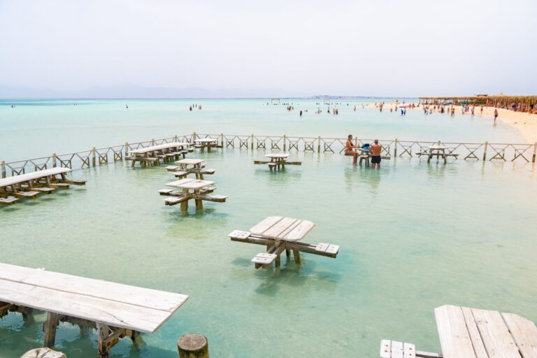 vue-sur-bar-dans-mer-depuis-jetee-orange-bay-768×512